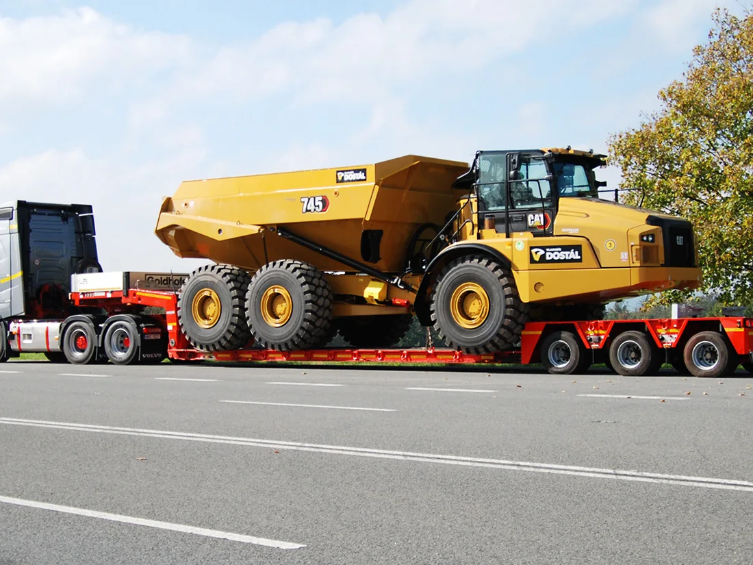 Podvalník s tahačem převáží kloubový dumper