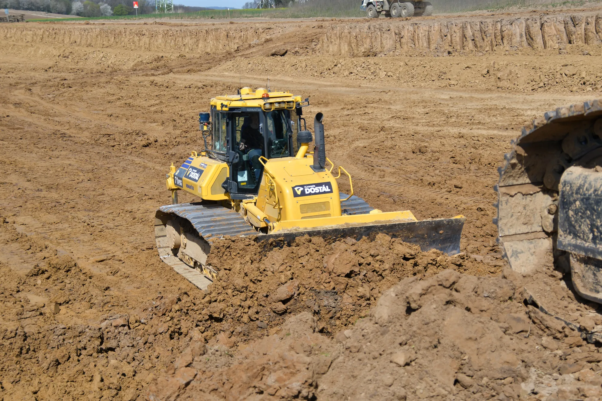 Dozér Komatsu při práci na stavbě