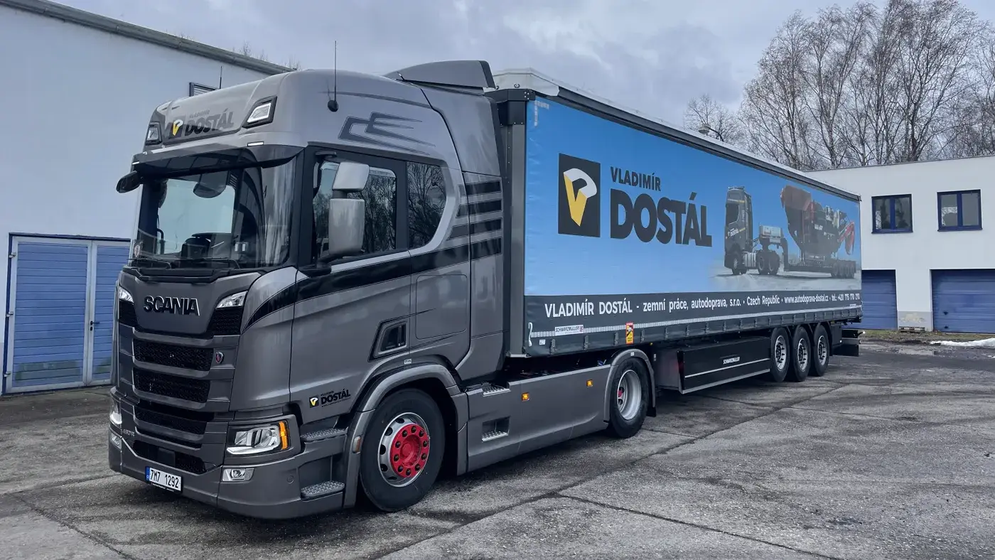 Tahač Scania s plachtovým návěsem v barvách firmy Vladimír Dostál